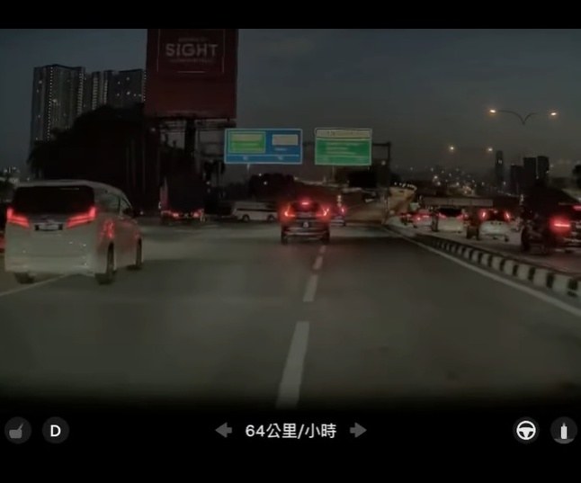 大道“打横行”后翻车 鲁莽货车司机的驾驶态度引网民声讨