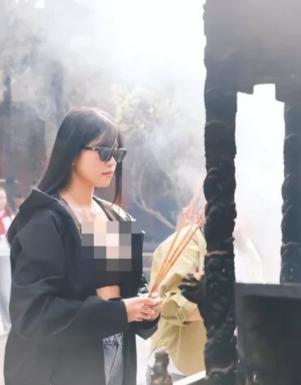 大马女网红白马寺“火辣”参拜 低胸露事业线被指亵渎