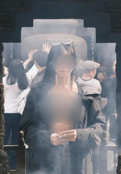 大马女网红白马寺“火辣”参拜 低胸露事业线被指亵渎