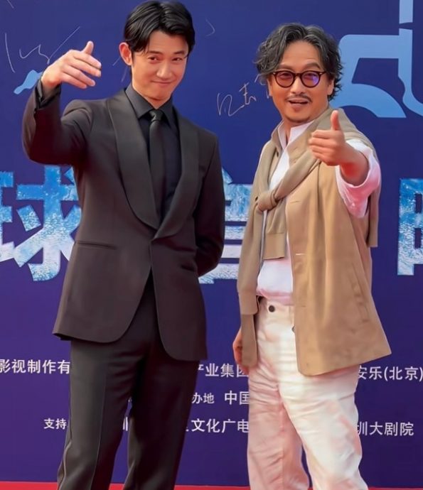 学郭富城做单脚抱膝招牌动作 周润发梁家辉认真搞笑