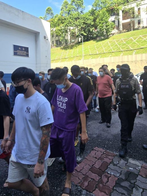 已签发/数十蒙面男子砸娱乐中心案·警再逮捕31人·今早押解十五碑警区总部延扣