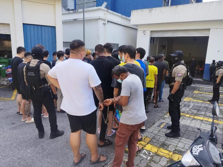 已签发/数十蒙面男子砸娱乐中心案·警再逮捕31人·今早押解十五碑警区总部延扣