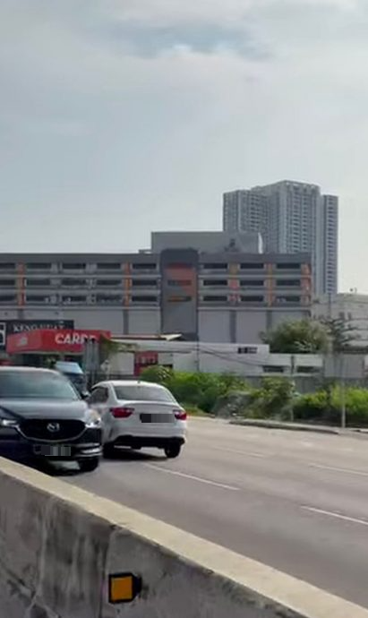已签发//视频|轿车旧巴生路逆行500公尺·警方开档追查司机下落