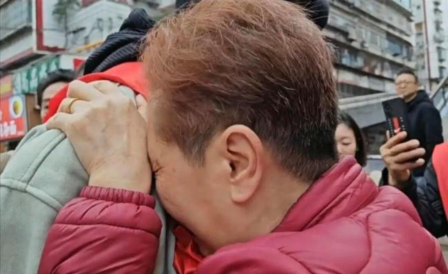 已签发(国际)早班车文/折耳根记忆牵归途 33年失散母子泪眼重逢