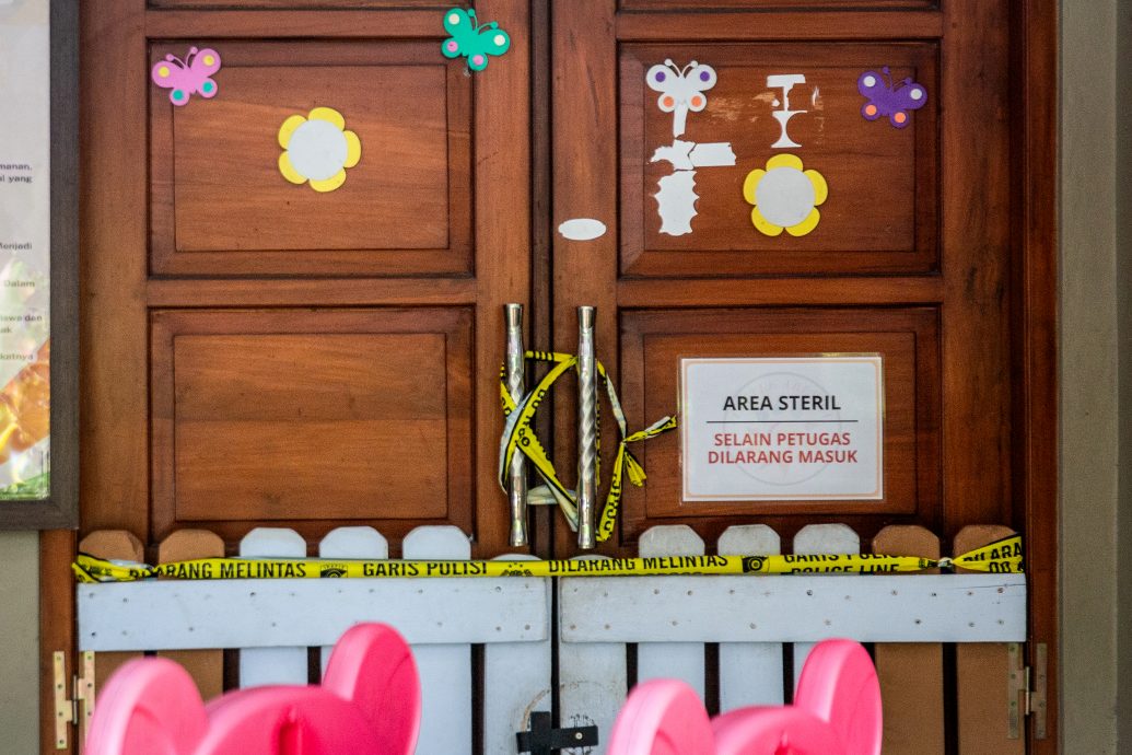 幼童手脚被绑裸躺地板|印尼警方控13人涉嫌托儿所虐童丑闻