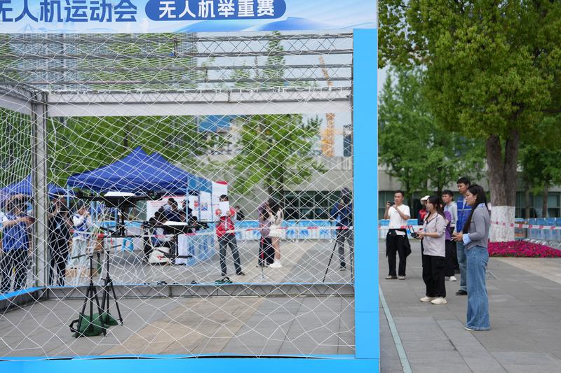 拚盘)世界无人机运动会开赛 击剑举重打篮球