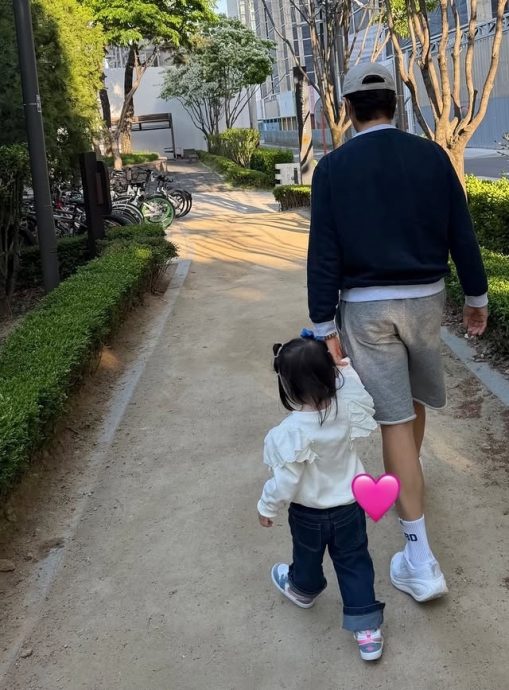 李炳宪牵3岁女儿小手 街头温馨散步画面曝光