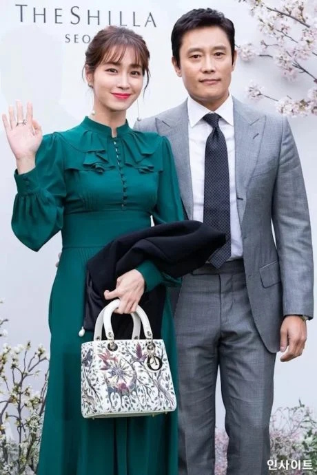 李炳宪牵3岁女儿小手 街头温馨散步画面曝光