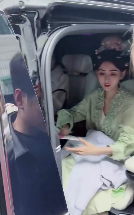 片场遭男粉突袭求婚 宋祖儿被吓傻