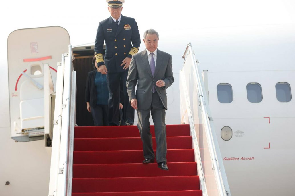 王毅董军抵金边 出席中柬外长防长2+2对话