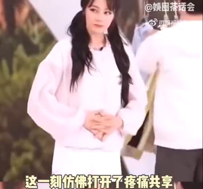 直播中表情痛苦摀肚子 迪丽热巴敬业表现惹心疼