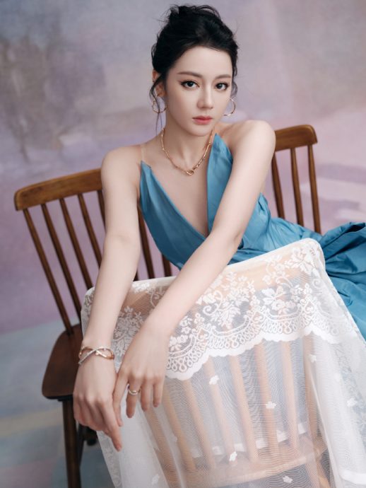 直播中表情痛苦摀肚子 迪丽热巴敬业表现惹心疼