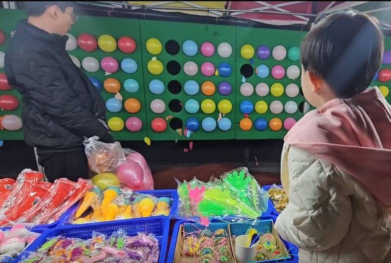 神射手!韩国男童夜市射气球“一镖中5球” 神技惊呆千万网友