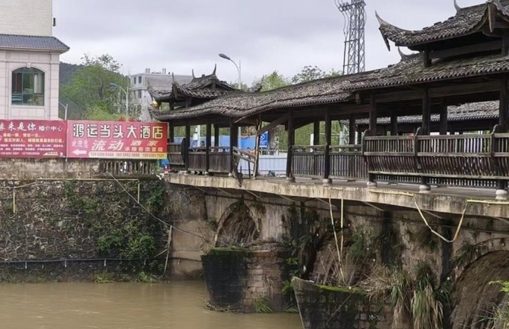福建暴雨传重大意外 长汀车辆坠桥酿5死