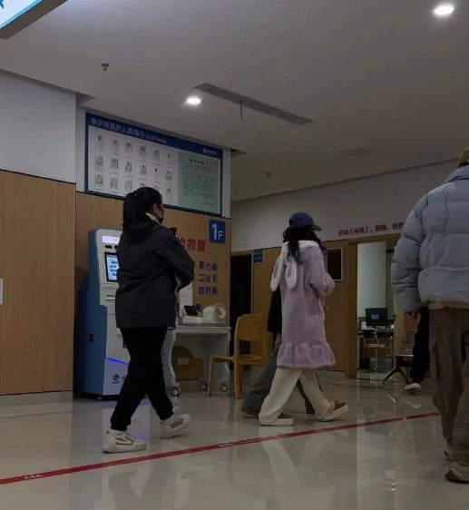 肚子疼到驼背需人搀扶 李一桐身穿睡衣漏夜进急诊