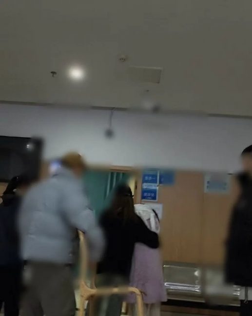肚子疼到驼背需人搀扶 李一桐身穿睡衣漏夜进急诊