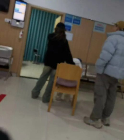肚子疼到驼背需人搀扶 李一桐身穿睡衣漏夜进急诊
