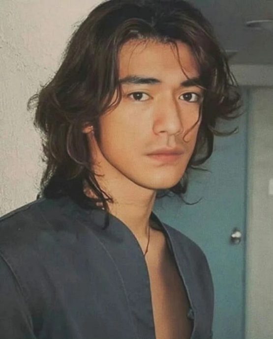 被拿来与张凌赫比帅 粉丝反驳:金城武是神