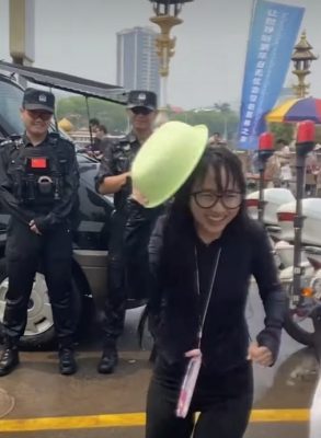 西双版纳泼水节温情画面 特警点头应允遭“泼一脸”显人情味