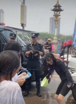 西双版纳泼水节温情画面 特警点头应允遭“泼一脸”显人情味