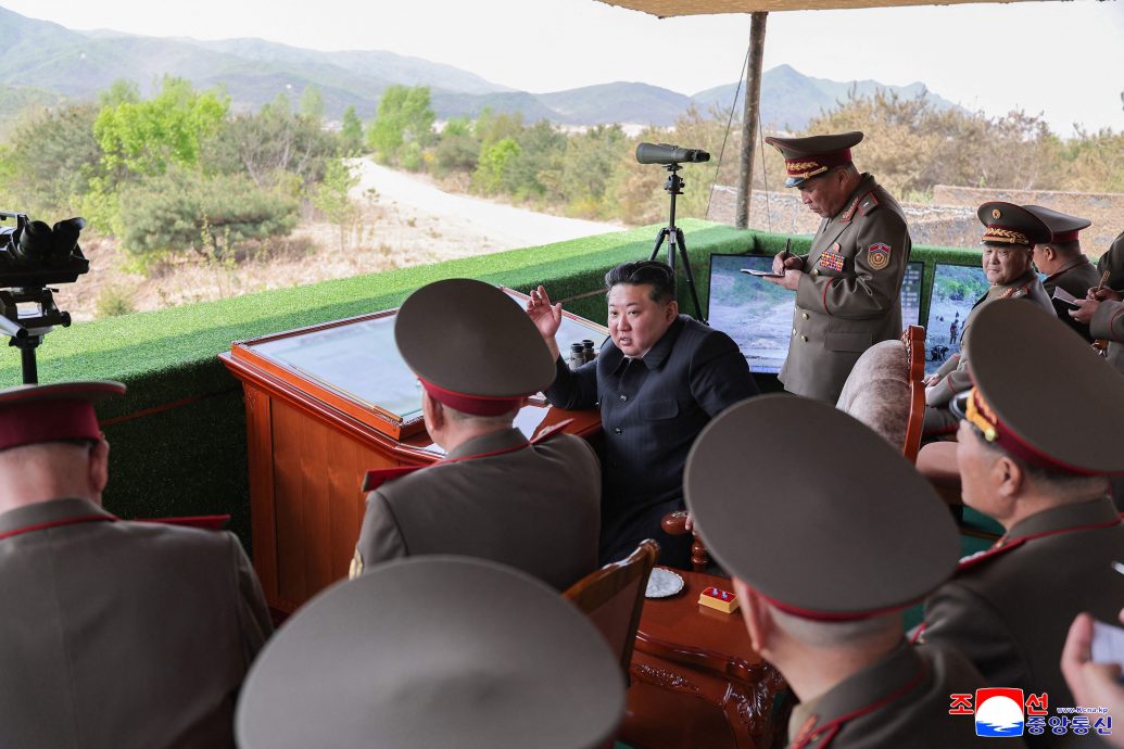金正恩观摩炮兵射击比赛纪念建军日 视察部队、勉励官兵