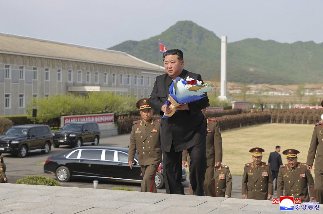 金正恩观摩炮兵射击比赛纪念建军日 视察部队、勉励官兵