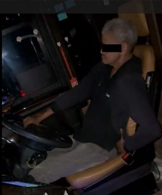 (全国版)涉单手开车的长巴司机已前往自首