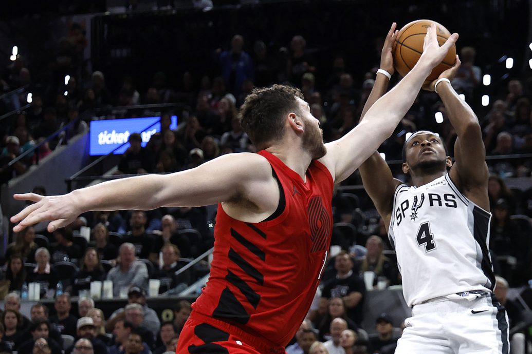 NBA季后赛|福克斯关键时刻连中9分致胜 马刺“拓荒”闯半决赛