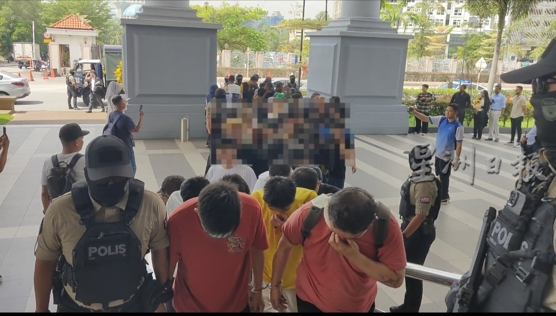 数十蒙面男子砸娱乐中心案|视频|34嫌犯上庭面控 包括在籍学生