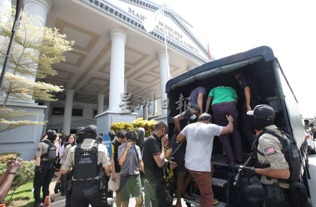 数十蒙面男子砸娱乐中心案|34被告认罪各罚5000 两19岁被告罚2000