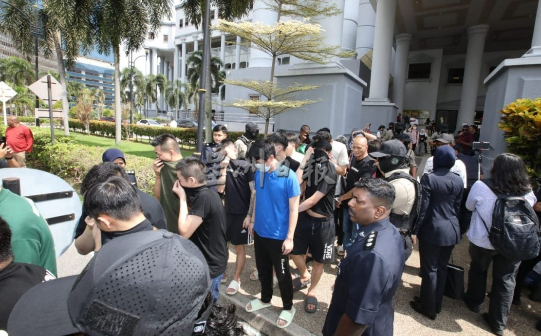 数十蒙面男子砸娱乐中心案|34被告认罪各罚5000 两19岁被告罚2000