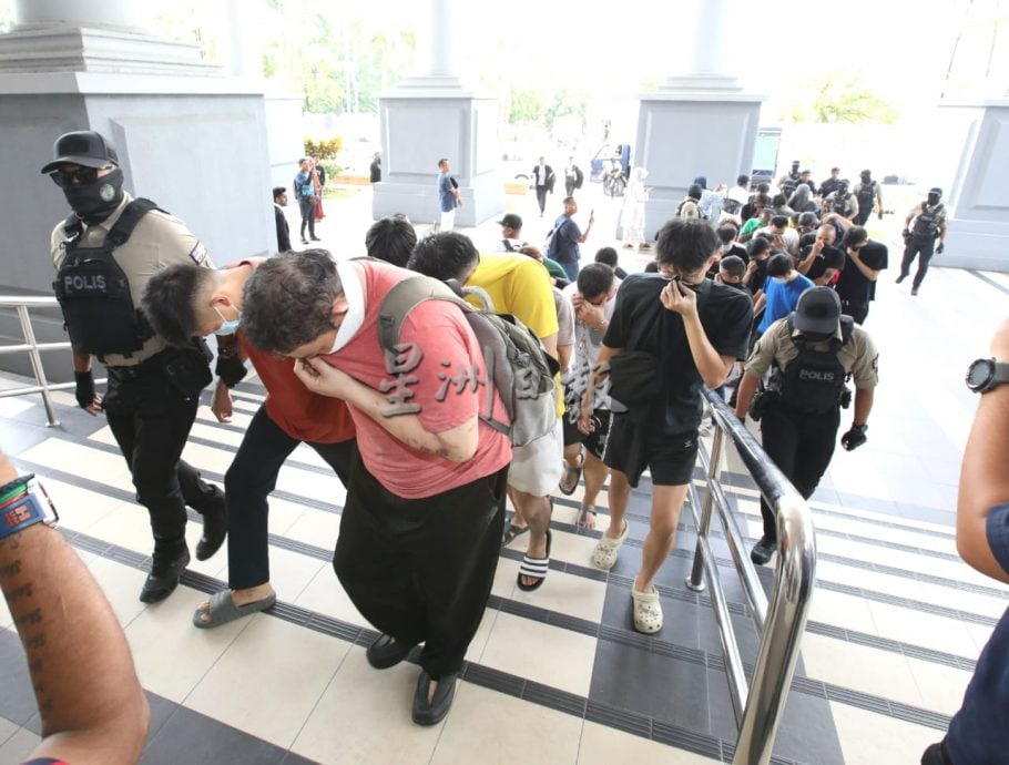 数十蒙面男子砸娱乐中心案|34被告认罪各罚5000 两19岁被告罚2000