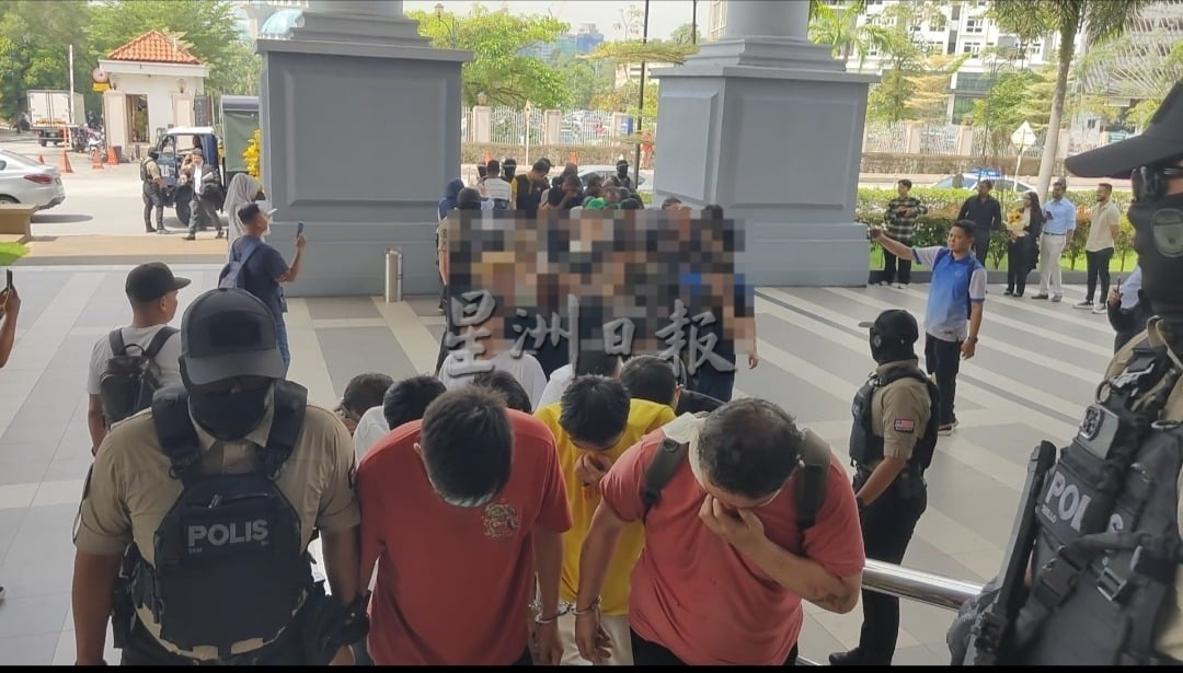 数十蒙面男子砸娱乐中心案|34被告认罪各罚5000 两19岁被告罚2000