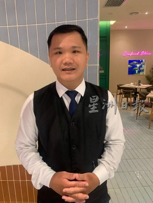 雨夜义务修摩托回响大 Dicky不蹭流量拒网民捐款 “我要自力更生 把善意传出去”