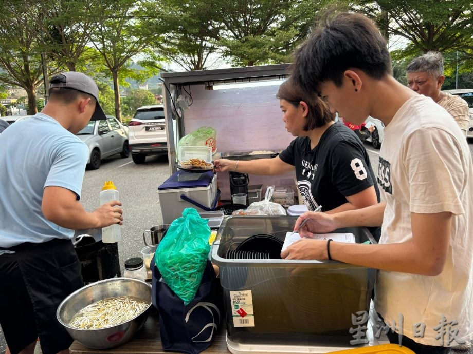 全国:暖势力(尽快刊出)课余开档炒粿条 16岁中学生执锅铲为未来打拼