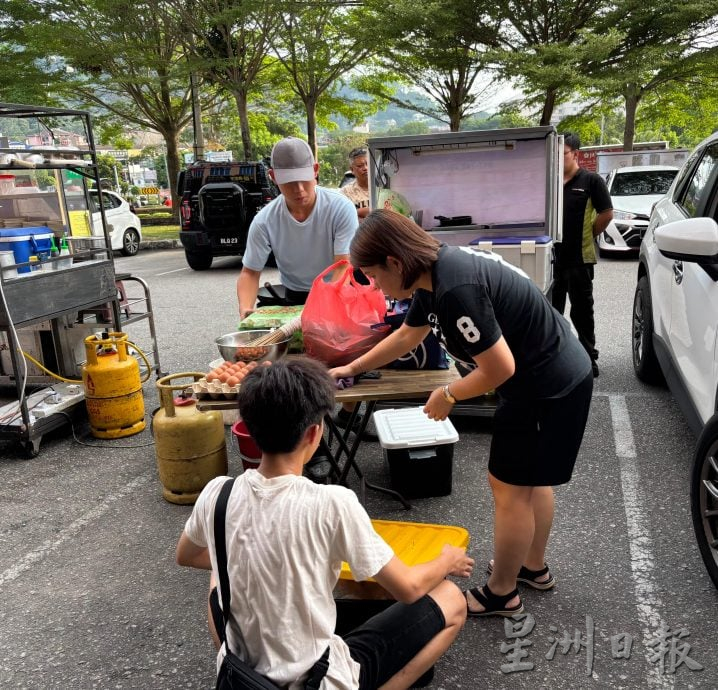 全国:暖势力(尽快刊出)课余开档炒粿条 16岁中学生执锅铲为未来打拼