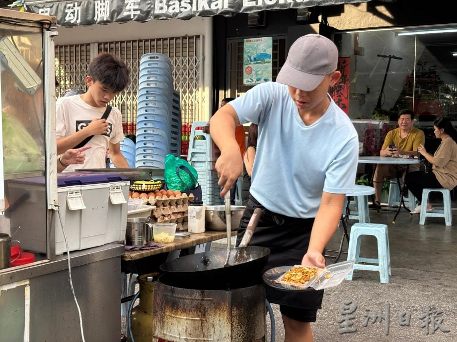 全国:暖势力(尽快刊出)课余开档炒粿条 16岁中学生执锅铲为未来打拼