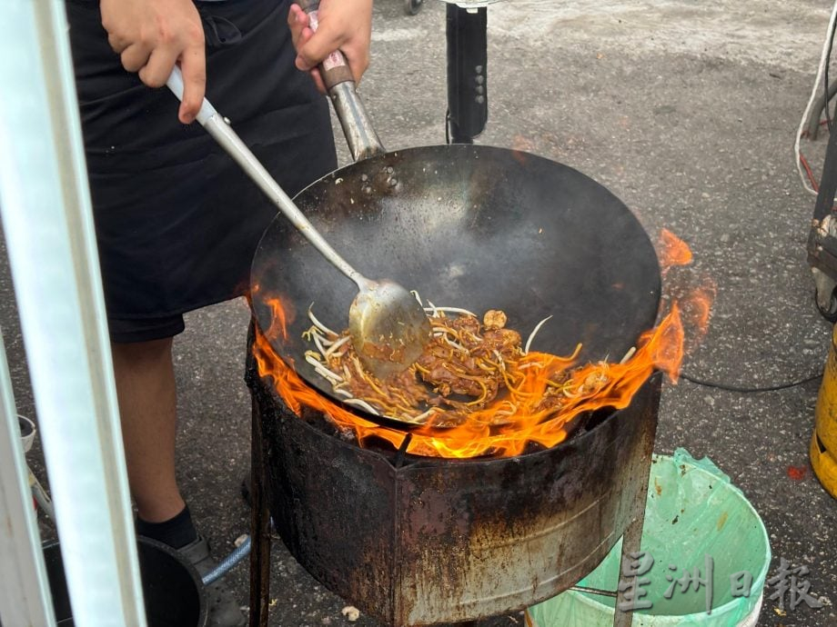 全国:暖势力(尽快刊出)课余开档炒粿条 16岁中学生执锅铲为未来打拼
