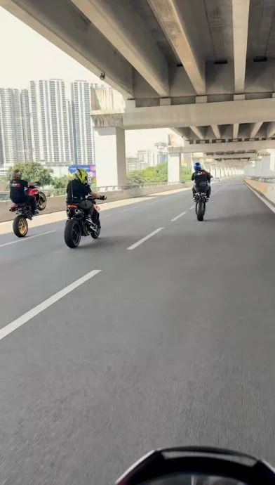 2重机骑士翘孤轮危骑被捕·警揭发一人是公务员