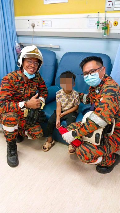 5岁男童玩水槽滤网“卡”中指 消拯员救援:我们的FB主角