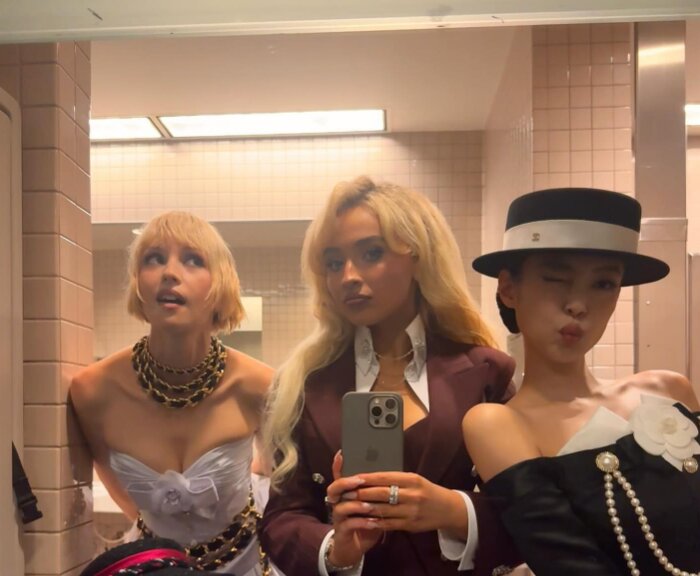 BLACKPINK Met Gala厕所自拍照流出 韩媒忧恐被封杀网嘲瞎操心