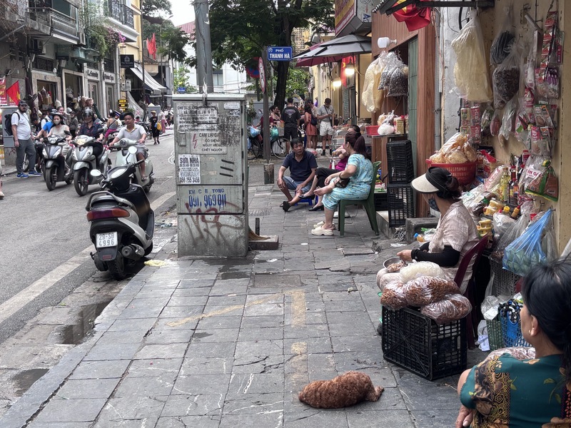 河内打击占用人行道 还路于民与街头经济难两全