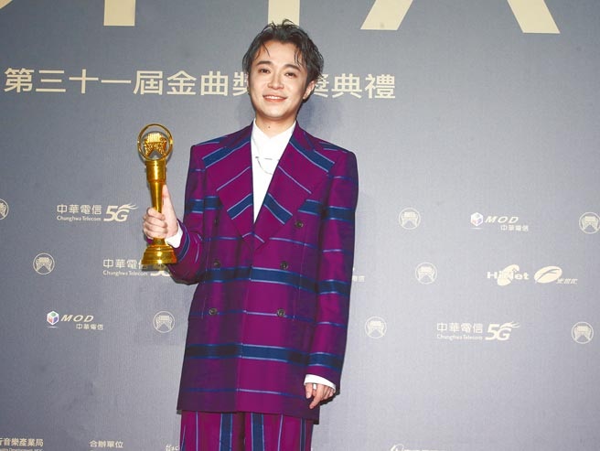 《迟到千年》被选入教科书 吴青峰获政大封“杰出校友”