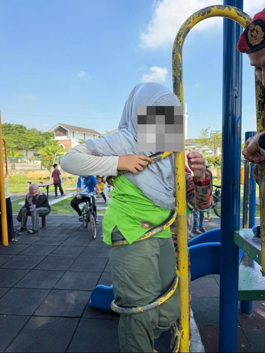 一时好奇钻入螺旋铁架动弹不得 消拯员以托举方式助小女孩脱困