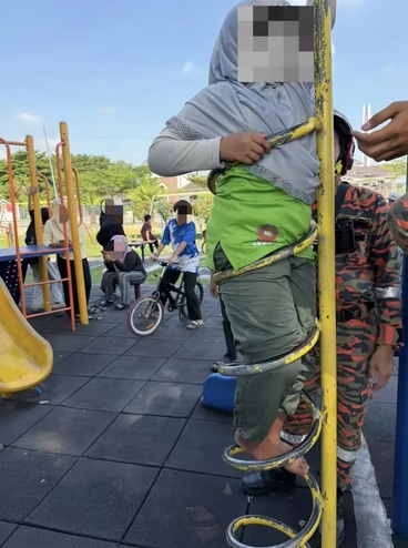 一时好奇钻入螺旋铁架动弹不得 消拯员以托举方式助小女孩脱困