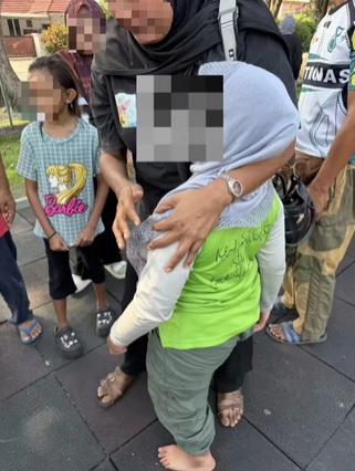 一时好奇钻入螺旋铁架动弹不得 消拯员以托举方式助小女孩脱困