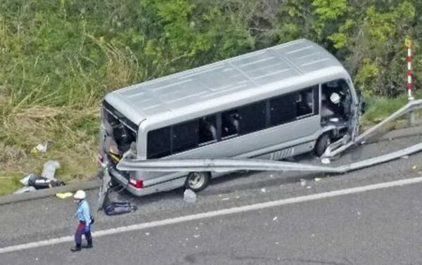 一趟远征成永别 日本巴士撞护栏 17岁高中生抛飞亡