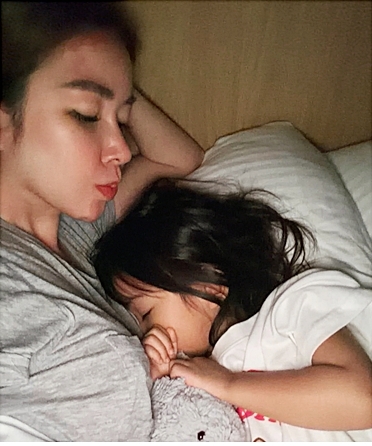 不舍2岁女儿夜咳到吐 许维恩整晚抱睡惹鼻酸
