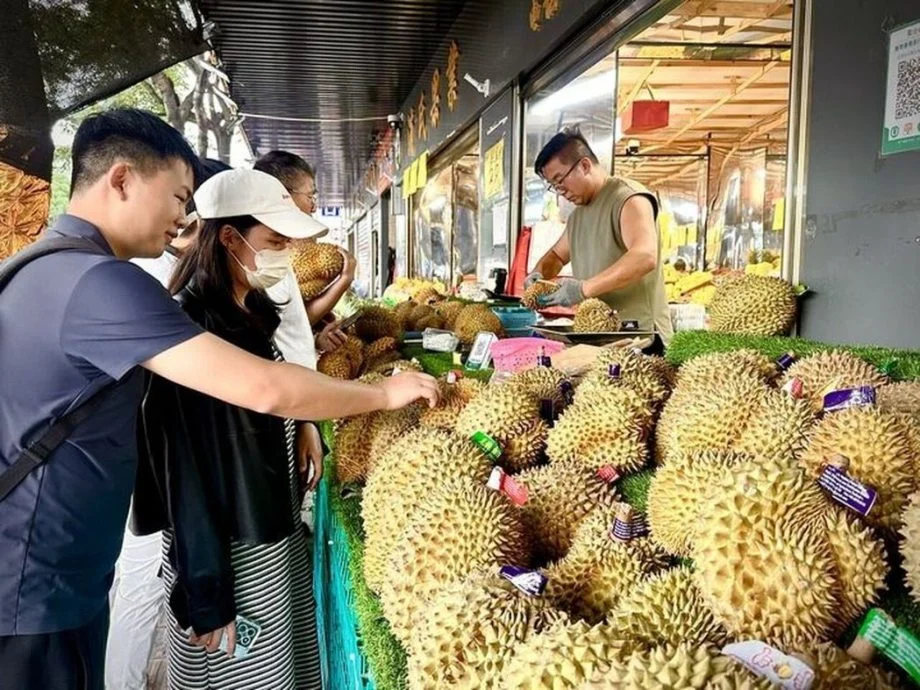 中国“水果之王”价格走跌掀抢购潮 民众自备电子秤比重量