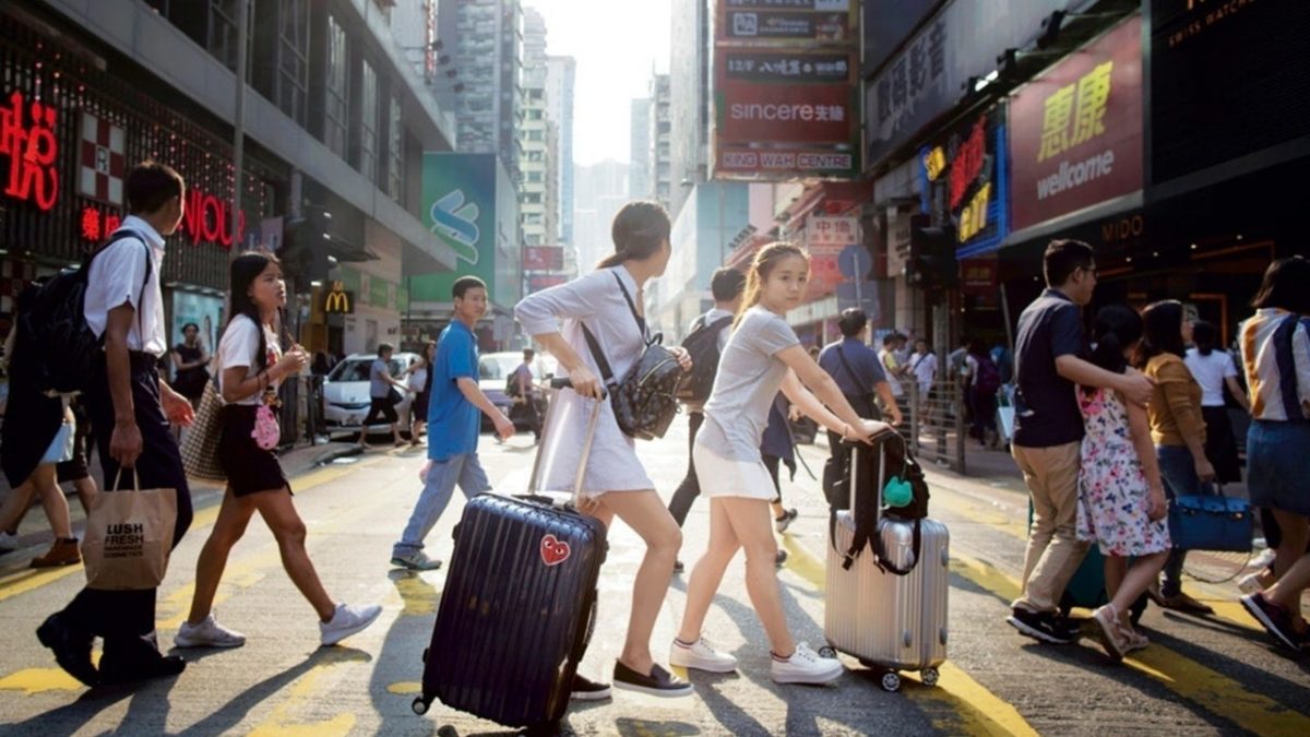 中国游客比较港澳体验 一句“澳门更友好”引热议